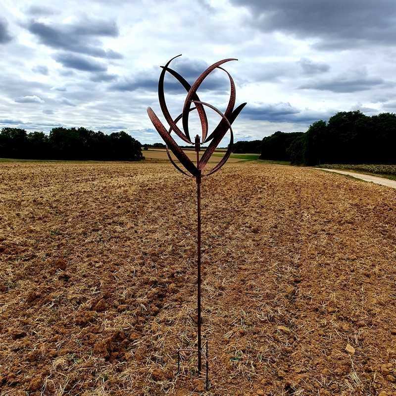 Dekorative Gartenwindmühle Ganzansicht mit Spieß und Haken