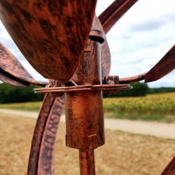 Ansicht der Achse und Lager der dekorativen Gartenwindmühle aus Kupfer