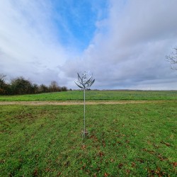 Dekorative Gartenwindmühle aus grauem Eisen, Windmühle Gonfreville, Aufnahme aus der Ferne