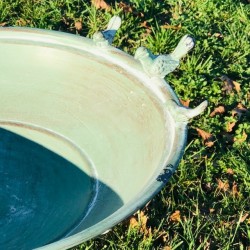 Große Metallschale mit drei dekorativen Vögeln am Rand