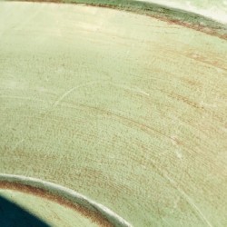 Nahaufnahme der bewusst unregelmäßigen grünen Patina