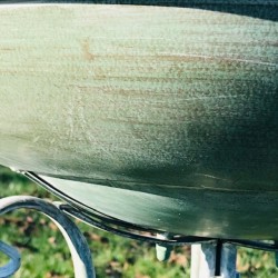 Detail der grün und braun patinierten Metallschale