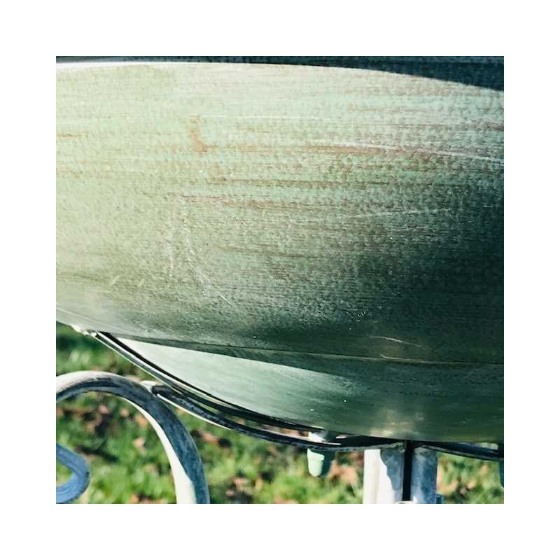 Detail der grün und braun patinierten Metallschale