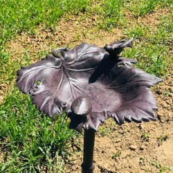 Großer Futterplatz Vogelbad aus Gusseisen Weinblatt braun H-83cm Seitenansicht
