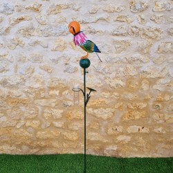 Papagei-Regenmesser 152 cm hoch vor einer hellen Steinmauer