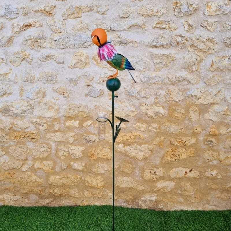 Papagei-Regenmesser 152 cm hoch vor einer hellen Steinmauer
