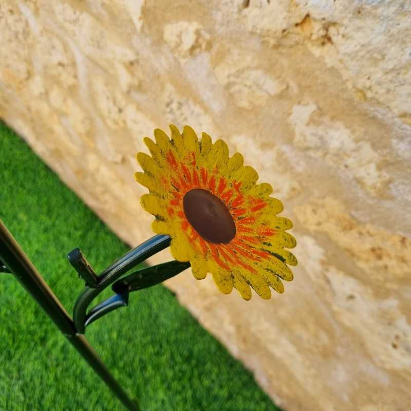 Gelbe Sonnenblume als dekoratives Detail am Papagei-Regenmesser