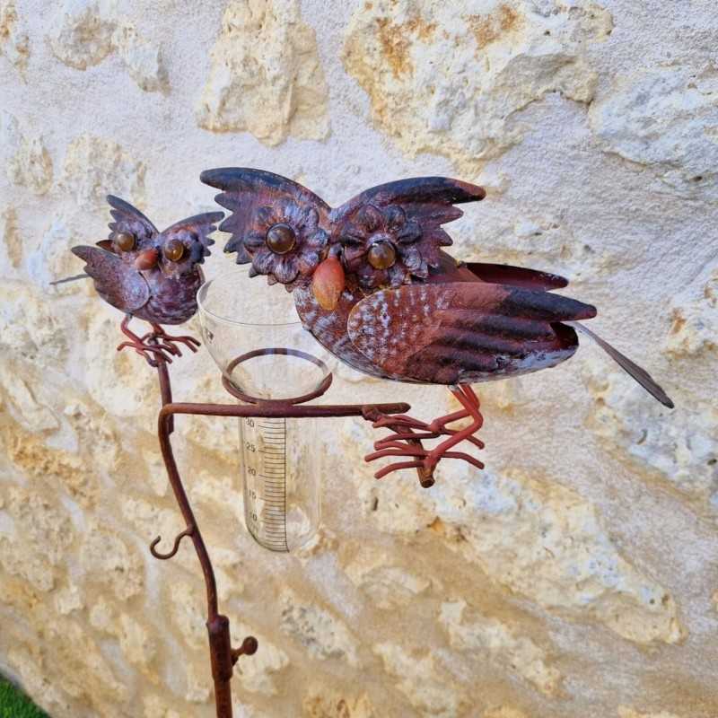 Detailansicht der zwei Eulen mit violett-kupferfarbener Patina