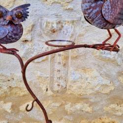 Graduiertes Messglas zwischen den geschwungenen Metallästen
