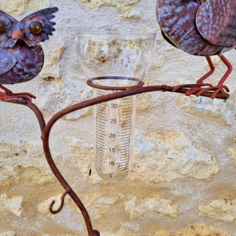 Graduiertes Messglas zwischen den geschwungenen Metallästen