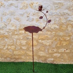 Vogelfutterstelle und Vogelbad auf Pflanzstab Höhe 146 cm Gesamtansicht