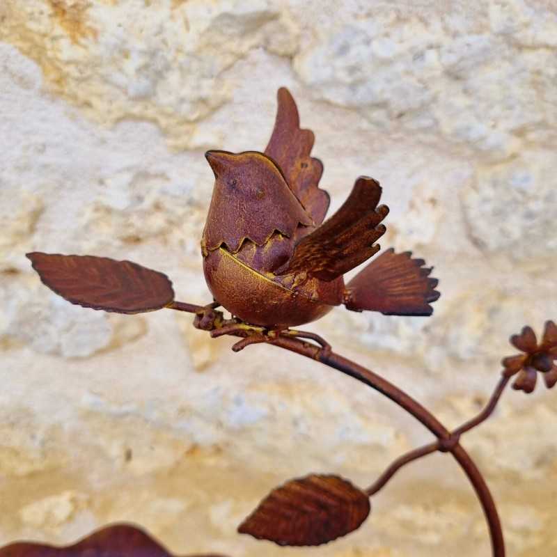 Vogeltränke auf Pflock mit Pflanzenstütze H 146 cm, Ansicht des Vogels