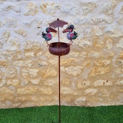 Futterstelle für Vögel mit Metallspieß 22,5x29x107cm bunte Krähen dekorative Gartendekoration aus Metall Gesamtansicht