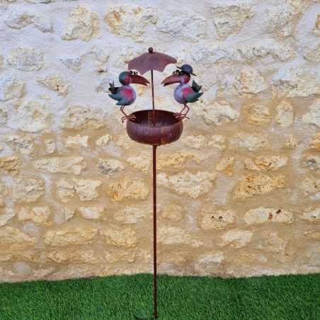 Futterstelle für Vögel mit Metallspieß 22,5x29x107cm bunte Krähen dekorative Gartendekoration aus Metall Gesamtansicht