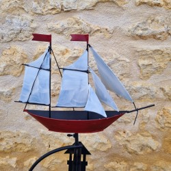 Maritime dekorative Gartenwindmühle aus Metall in Form eines Segelbootes
