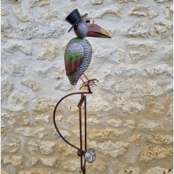 Gartenhänger aus Eisen mit Krähenmotiv und großem, farbigem Schnabel, Spieß und ausgewogenem Pflanzstab, Seitenansicht