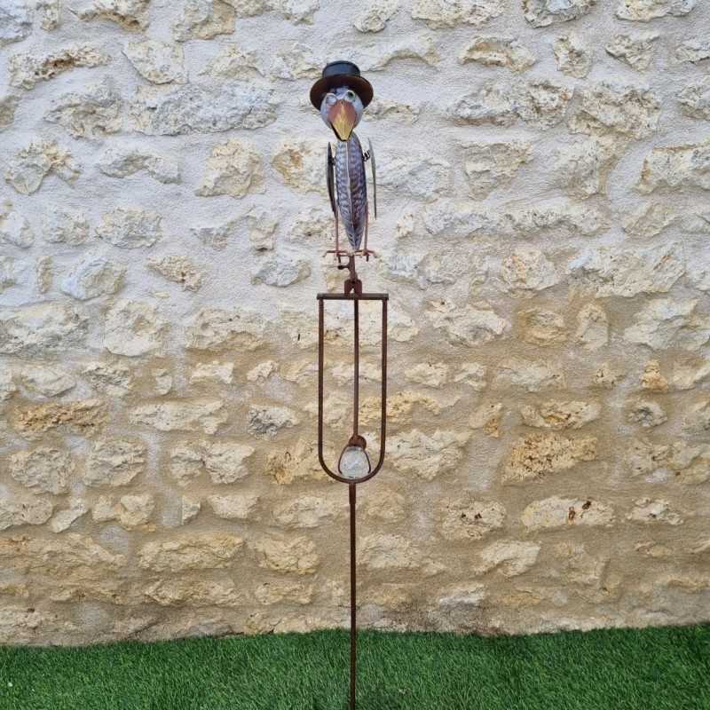 Gartenmobilé aus Eisen mit Rabenmotiv und großem, farbigem Schnabel, Spieß und ausgewogenem Pflanzstab, Frontalansicht