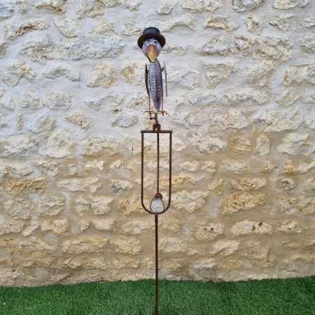 Gartendekoration aus Eisen mit Rabenmotiv und großem, farbigem Schnabel, Spieß und ausgewogenem Pflanzstab, Frontalansicht