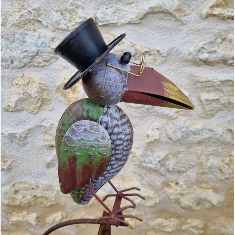 Gartenmobiles aus Eisen mit Krähenmotiv und großem, farbigem Schnabel, Spieß und ausgewogenem Rankstab – Detailansicht der Krähe