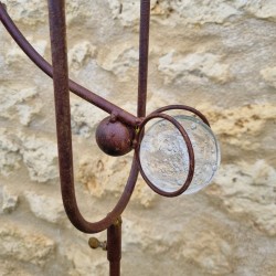 Gartenmobiles aus Eisen mit Krähenmotiv und großem, farbigem Schnabel, Spieß und ausgewogenem Stab, Ansicht des Gegengewichts