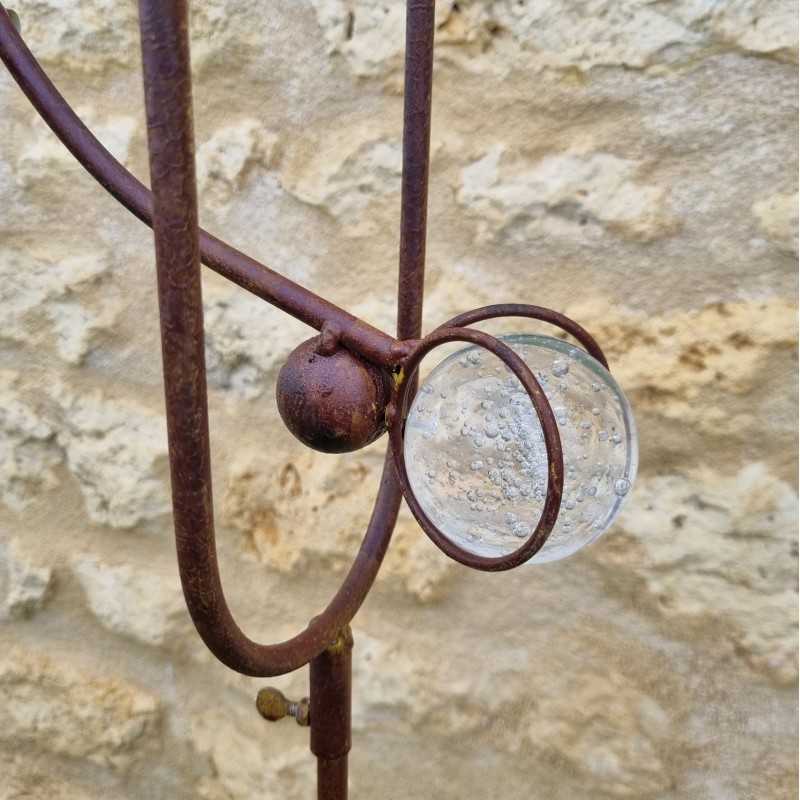 Gartenmobilé aus Eisen mit Rabenmotiv und großem, buntem Schnabel, Spieß und ausgewogenem Stab, Ansicht des Gegengewichts