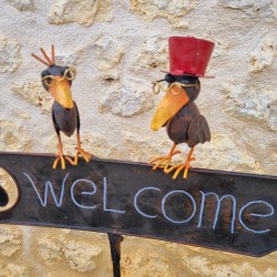 Pic, dekorativer Gartenstab Welcome in Braun, bunter Rabe