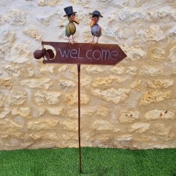 Metall-Windspiel mit „Welcome“-Schild und Vögeln mit Hüten.