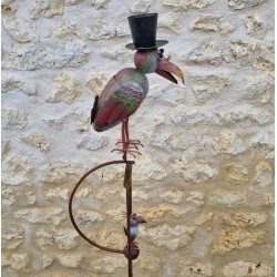 Gartenhänger aus Eisen mit farbigem Rabenmotiv und passendem Vogelfutterhaus, Spieß und ausgewogenem Pflanzstab