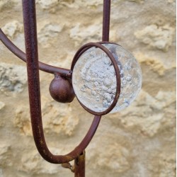 Gartenmobilé aus Eisen mit Wippmechanik, Motiv Rabe, Pflanzstab als ausgewogener Rankhilfe