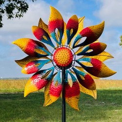 Detail des mehrfarbigen Gartenwindrads Sintra mit blütenförmigen Metallblättern