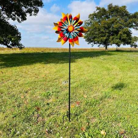 Gesamtansicht des 210 cm hohen Gartenwindrads Sintra auf einer Rasenfläche