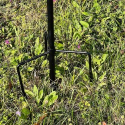 Drei 22 cm lange Bodenkrallen des Gartenwindrads Sintra