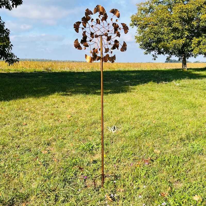 Kupferfarbene Ginkgoblätter des Gartenwindrads