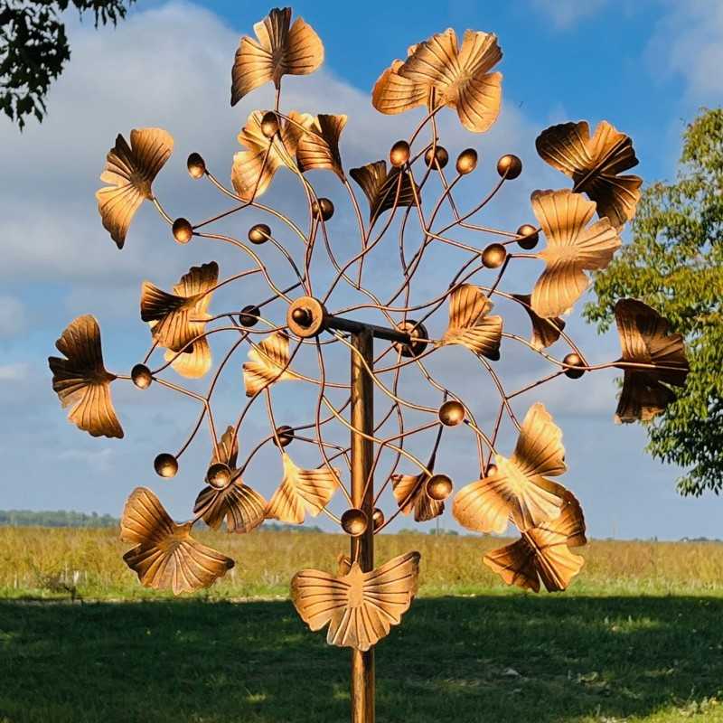 Gartenwindrad Falloux aus Metall mit Ginkgoblättern – 210 cm