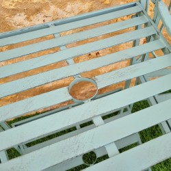 Gartenbank aus Eisen mit Ablagefläche Länge 153 cm Ansicht der Ablagen