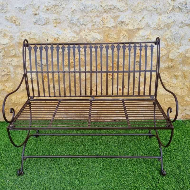 Bequeme Gartenbank aus patiniertem Schmiedeeisen in antikem Braun