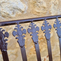 Bequeme Gartenbank aus patiniertem Schmiedeeisen in antikem Braun