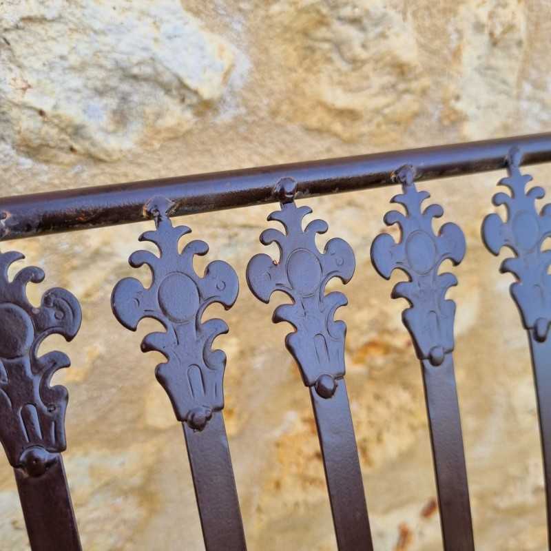 Bequeme Gartenbank aus patiniertem Schmiedeeisen in antikem Braun
