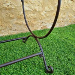 Bequeme Gartenbank aus patiniertem Schmiedeeisen in antikem Braun
