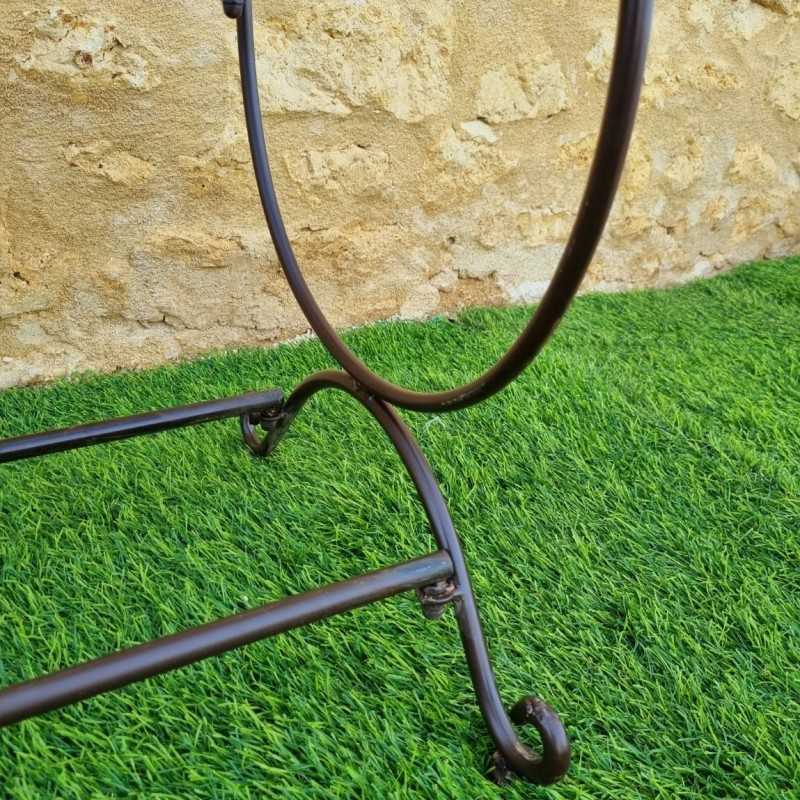 Bequeme Gartenbank aus patiniertem Schmiedeeisen in antikem Braun