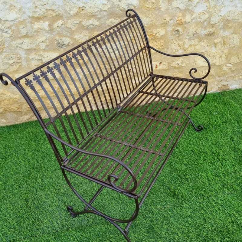 Bequeme Gartenbank aus patiniertem Schmiedeeisen in antikem Braun