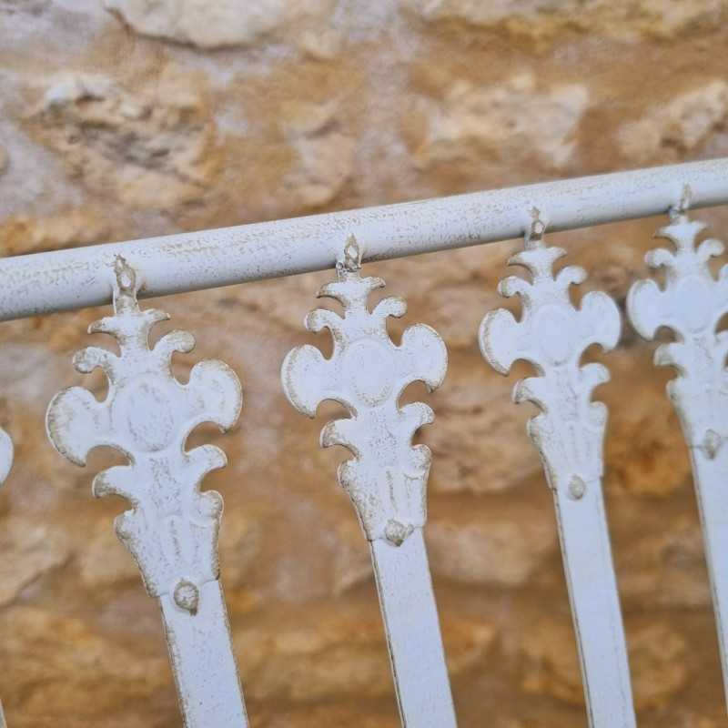 Bequeme Gartenbank aus patiniertem Schmiedeeisen in antikweiß