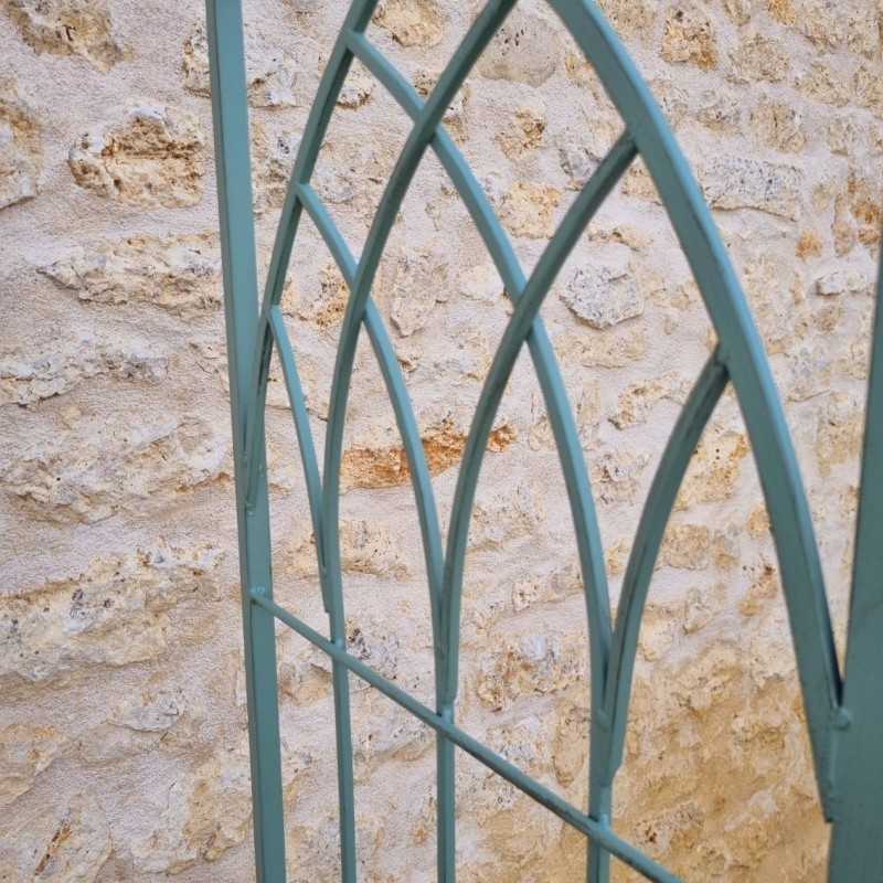 Bequeme Gartenbank aus patiniertem Schmiedeeisen in antikem Grün