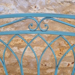 Bequeme Gartenbank aus patiniertem Schmiedeeisen in antikem Grün