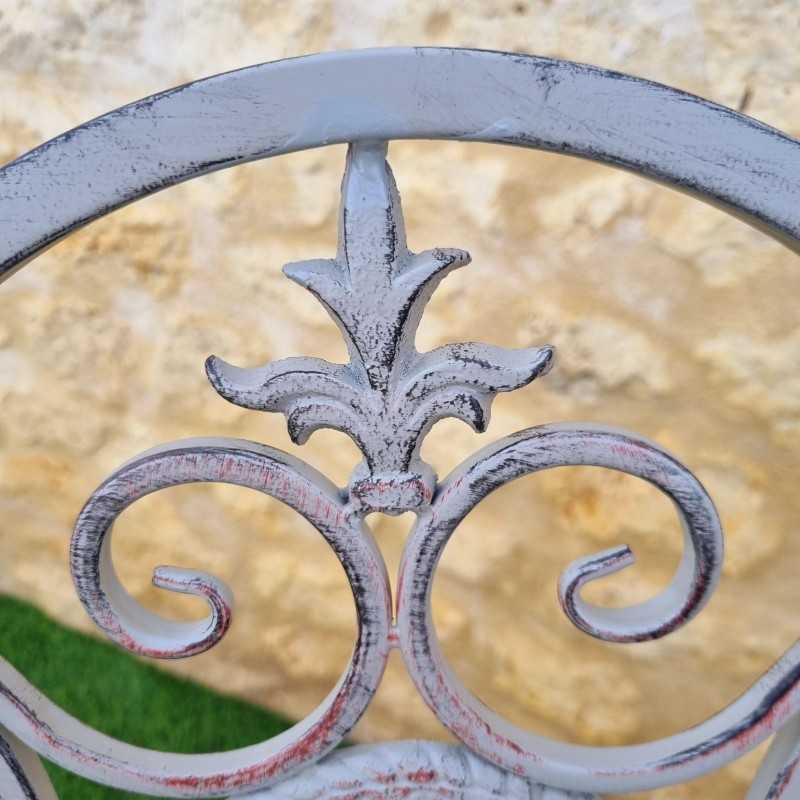 Schaukelstuhl aus Eisen und patiniertem Gusseisen in gealtertem Grau, Außenansicht, Detailansicht von oben mit Patina