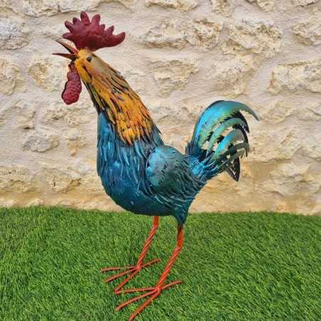 Bunter Metallhahn für den Garten mit rotem Kamm und türkisblauem Gefieder