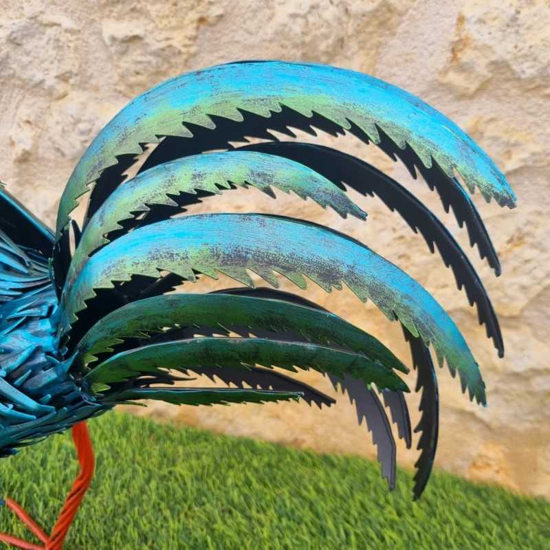 Geschwungene türkisfarbene Schwanzfedern der bunten Hahnfigur