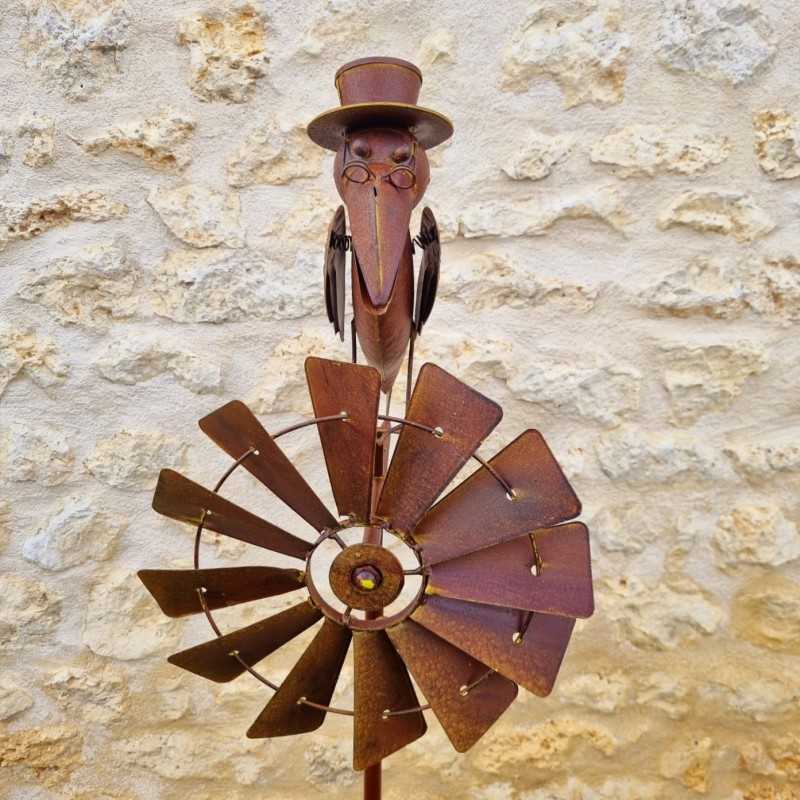 Raben-Gartenwindrad mit großer Metallpropeller in Rostoptik