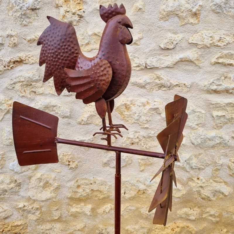 Hahn-Gartenwindrad mit großer Metallpropeller in Rostoptik
