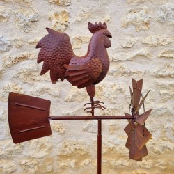 Metall-Hahn auf Gartenwindrad in rustikaler Rostpatina